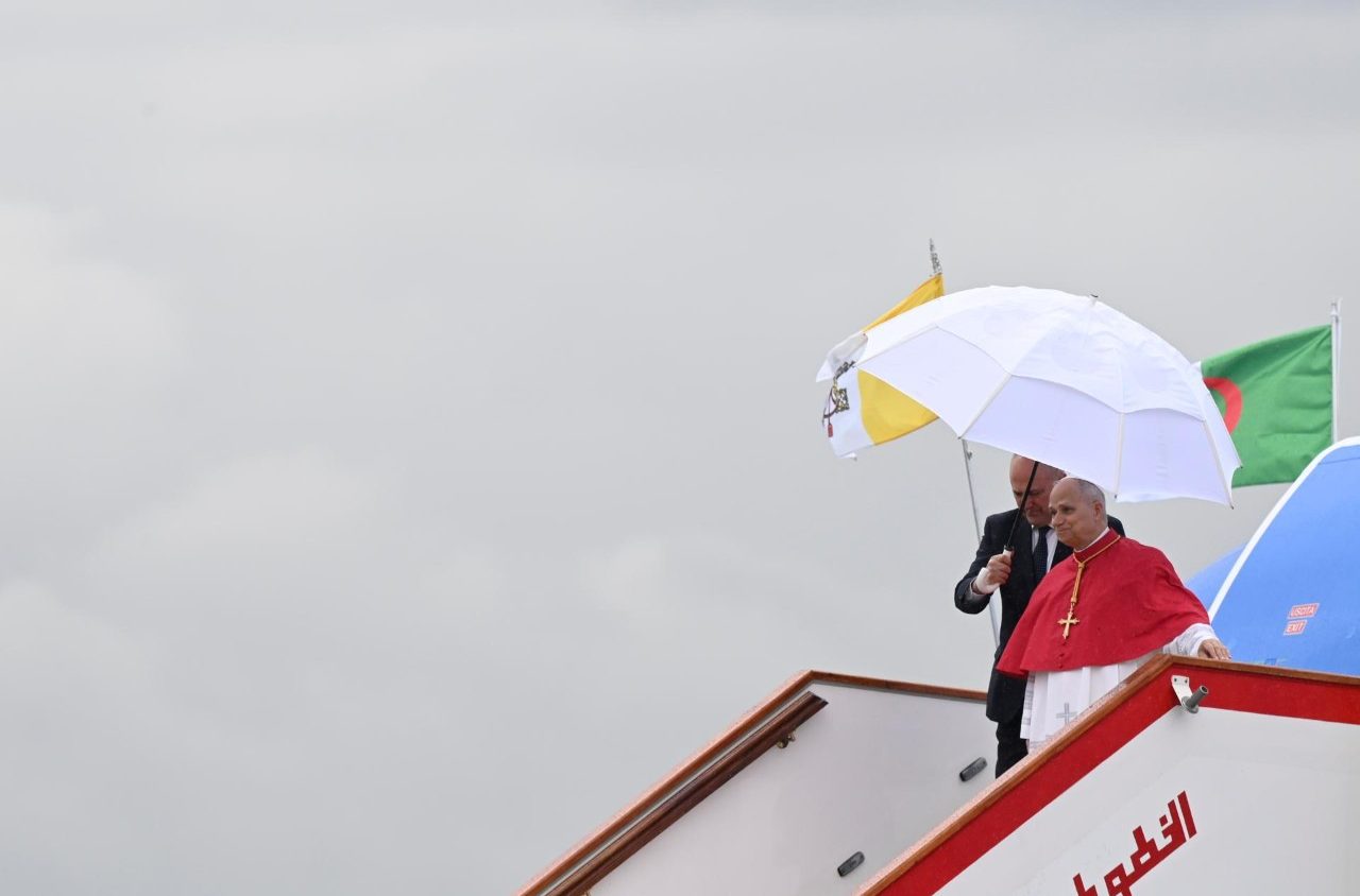 教宗良十四抵達阿爾及利亞首都阿爾及爾。（Vatican Media）